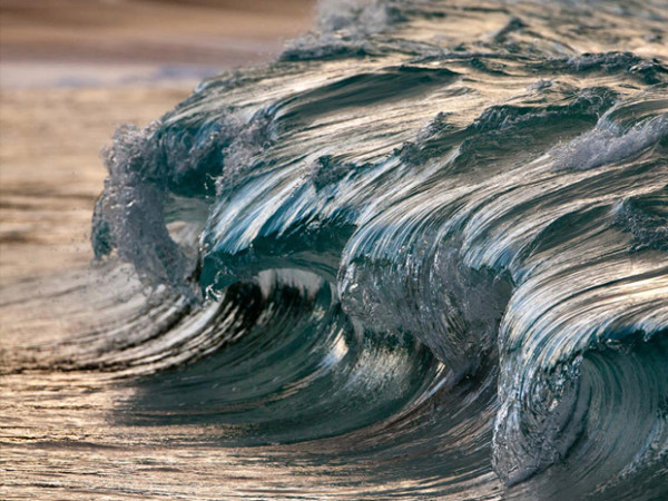 un-photographe-fige-dans-le-temps-la-beaute-epoustouflante-des-vaguesUNE