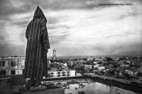 France -La Biennale des photographes – : “L’homme à la djellaba”, de Facebook au Louvre